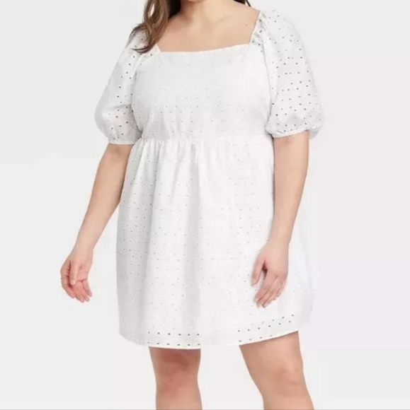 White Eyelet Puff Sleeve Smocked Open Cut Out Back Dress Size 4X - Picture 1 of 12